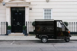 Mockup d'un camion de livraison pour le restaurant fictif El Gato