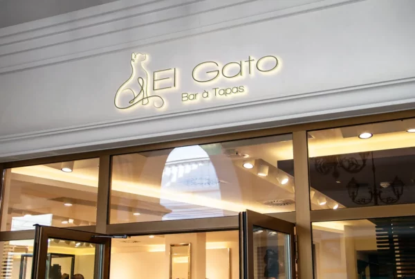 Mockup d'une enseigne pour le restaurant fictif El Gato
