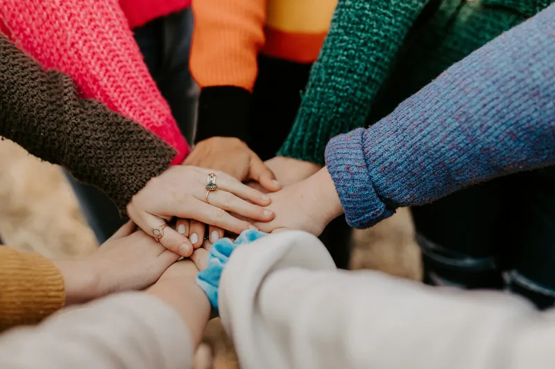 Illustration de la solidarité avec des mains de personnes superposées